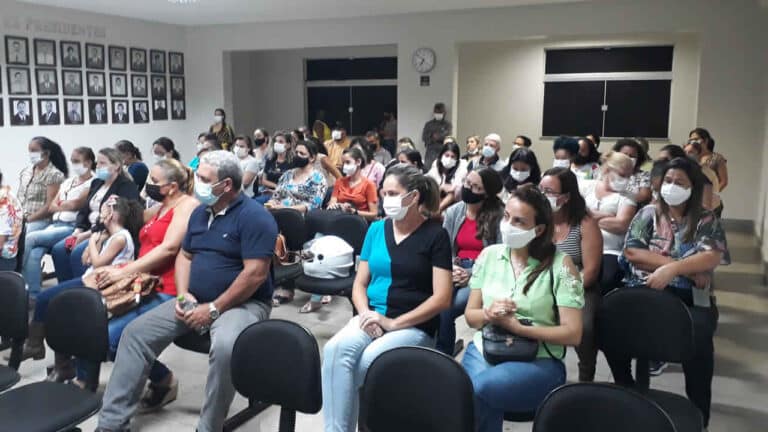 Professores de João Pinheiro vão virar o ano sem receber o rateio do FUNDEB; classe está indignada com o prefeito
