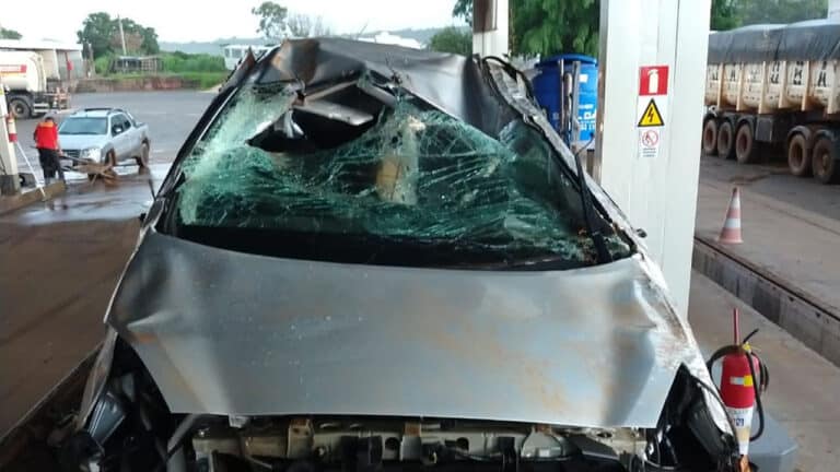 Veículo capota seis vezes após motorista tentar desviar de cão na MG-410; casal ficou ferido
