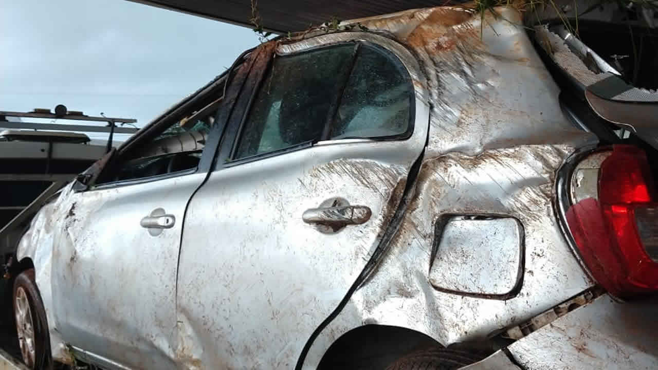 Veículo capota seis vezes após motorista tentar desviar de cão na MG-410; casal ficou ferido