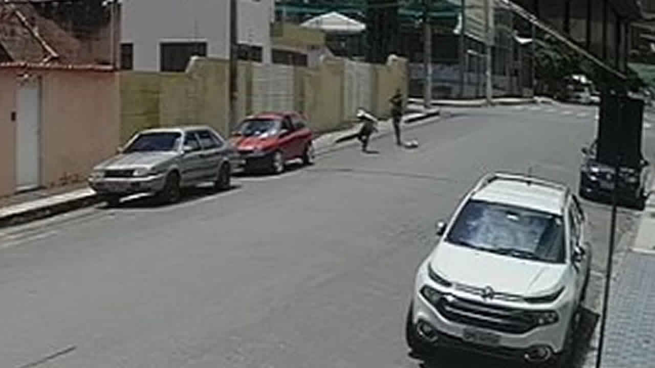 Câmeras registram momento exato em que homem é baleado em plena luz do dia no Centro de João Pinheiro