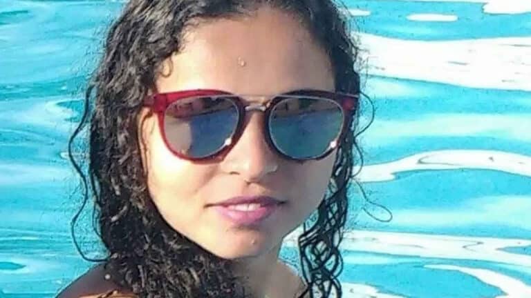 Homem não aceita fim de relacionamento, mata ex-namorada em farmácia e foge de ambulância no interior de MG