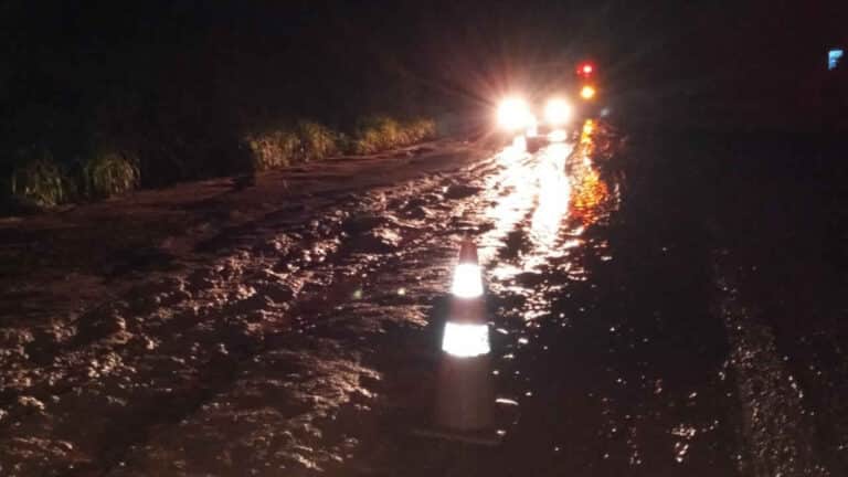 Deslizamento de terra deixa parte da BR-365, próximo à Curva dos Moreiras, bastante perigosa em Patos de Minas