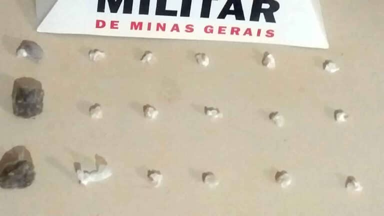 PM localiza crack e maconha no quintal de residência utilizada como ponto de drogas no Bairro Cais, em João Pinheiro