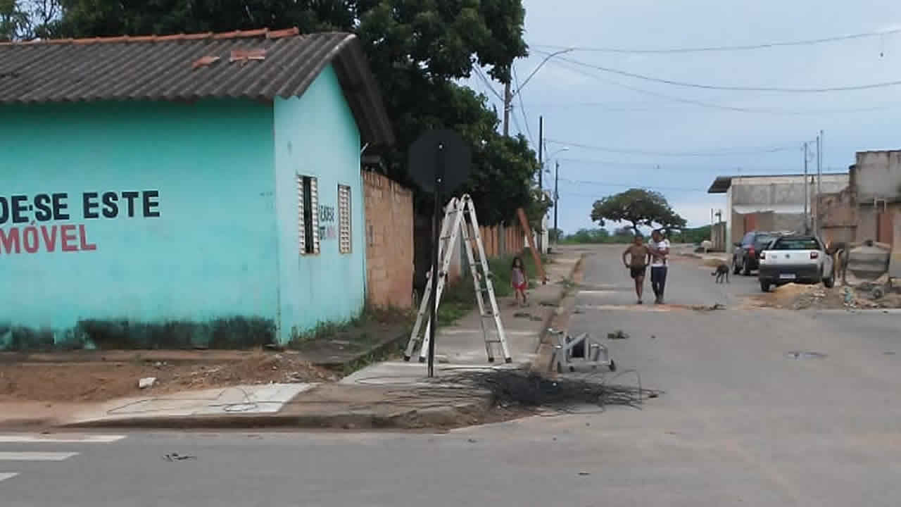 Moradores de JK reclamam de acidentes frequentes que rompem fibra óptica do distrito em João Pinheiro
