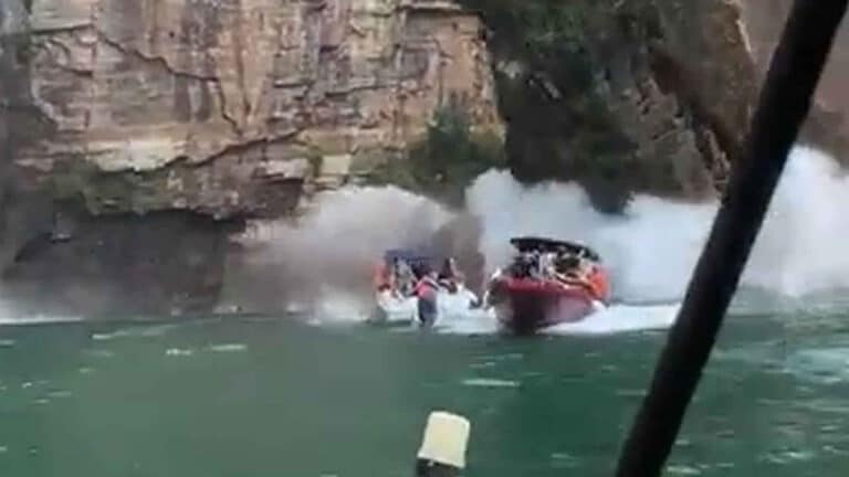 Vídeo mostra pedras se soltando de cânion e atingindo lanchas em Capitólio, Minas Gerais