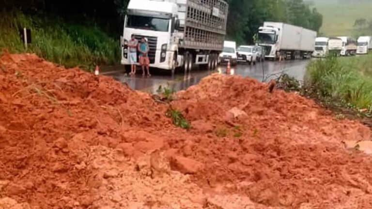 Rodovia BR-365 está totalmente interditada entre Patos de Minas e Varjão de Minas