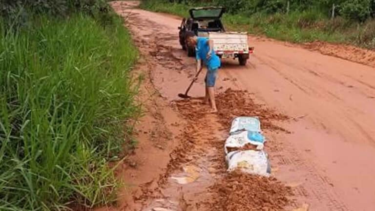 Com uma pá, morador resolve agir por contra própria e arruma trecho de estrada sentido a Itatiaia em João Pinheiro