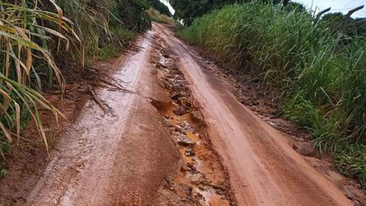 Com uma pá, morador resolve agir por contra própria e arruma trecho de estrada sentido a Itatiaia em João Pinheiro