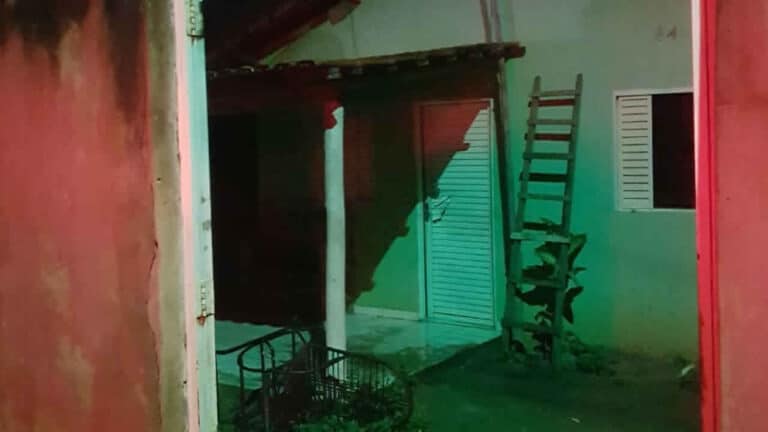 Homem é ferido a golpes de foice e tem casa incendiada pelo próprio cunhado em João Pinheiro
