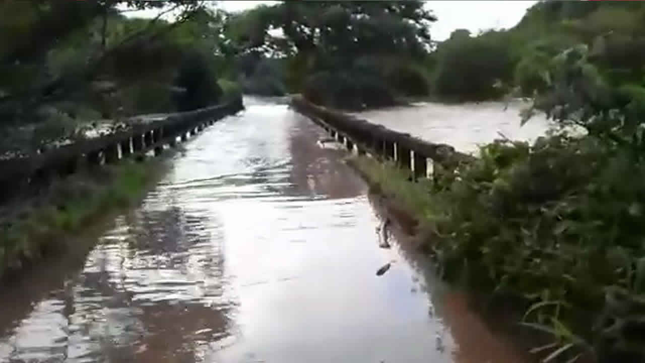 Rio da Prata transborda e bloqueia trânsito em ponte entre Presidente Olegário e Distrito de Galena