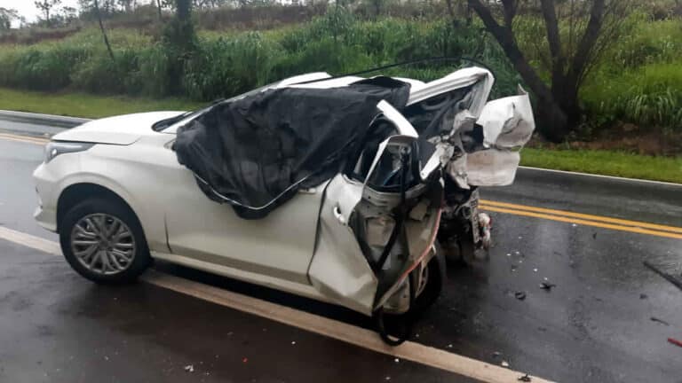 Pai, mãe e filha de 15 anos morrem em gravíssimo acidente na BR-040 em João Pinheiro