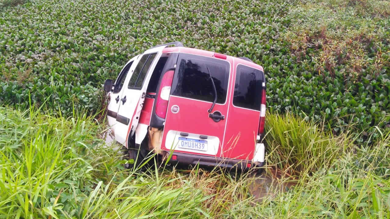 Veículo de João Pinheiro vai parar em represa às margens da rodovia MGC-354, em Presidente Olegário