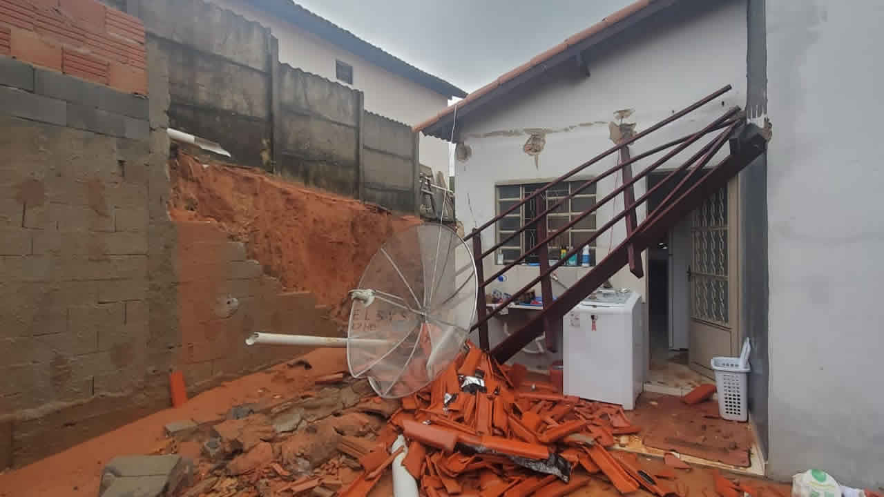 Queda de muro destrói área e compromete estrutura de residência no Santa Cruz, em João Pinheiro