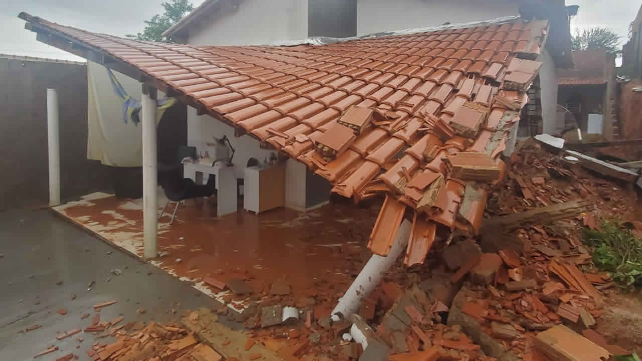 Queda de muro destrói área e compromete estrutura de residência no Santa Cruz, em João Pinheiro