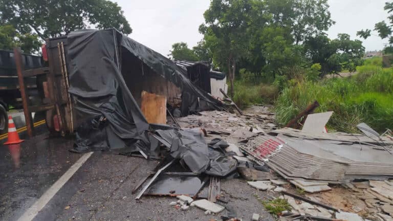 Carreta carregada de granito tomba no Parque das Andorinhas após defeito na carroceria em João Pinheiro