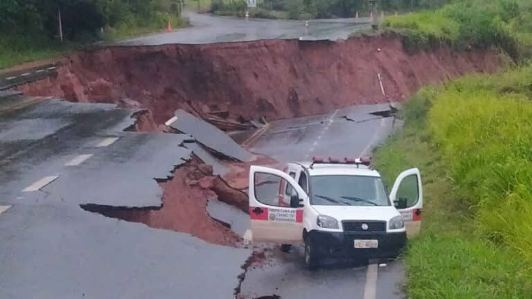Cratera se abre na LMG-743 e interdita completamente rodovia que liga Carmo do Paranaíba ao distrito de Quintinos