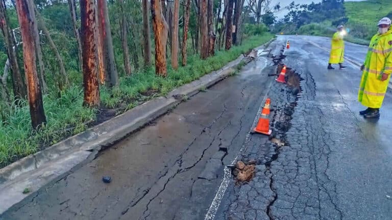 Principal acesso de João Pinheiro a Patos de Minas segue interditado; MGC 354 sofreu um afundamento na pista