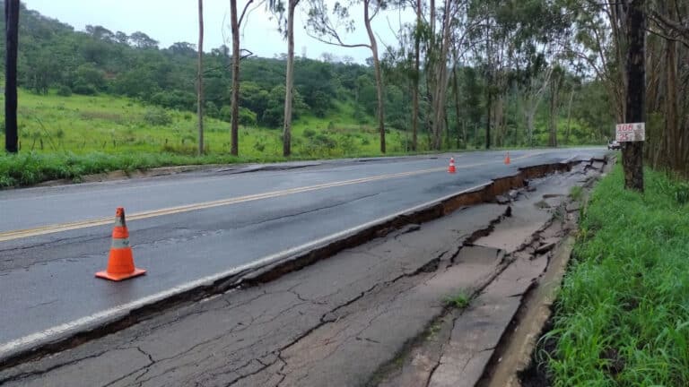 Após afundamento, estrada que liga Presidente Olegário a Patos de Minas é interditada completamente