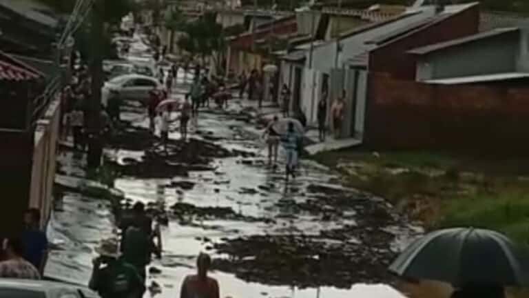 Indignada, moradora do Estrela Dalva contabiliza prejuízos após enxurrada invadir sua residência