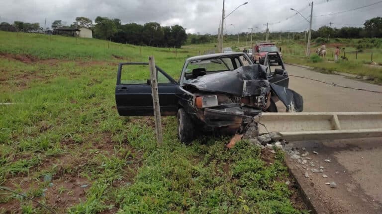 Acidente na Avenida Riviera deixa dois homens gravemente feridos após colisão contra poste em João Pinheiro