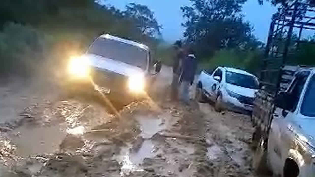 Chuva piora estado de estrada vicinal que dá acesso ao Assentamento Fruta D’antas e Riachinho em João Pinheiro