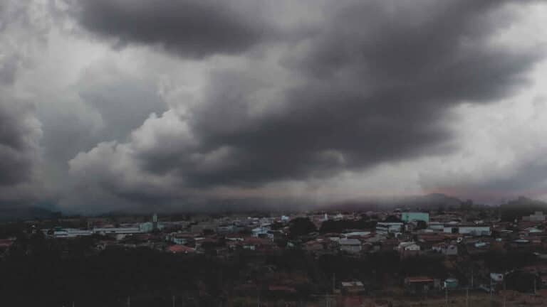 João Pinheiro deve ter tempestades até esta quarta; alerta vale para outras 524 cidades, veja quais