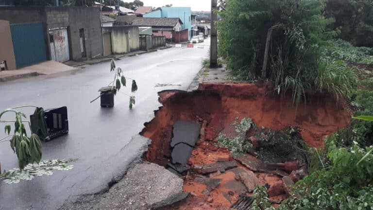 Após erosão, parte da Rua Barão do Rio Branco é interditada pela Prefeitura de João Pinheiro