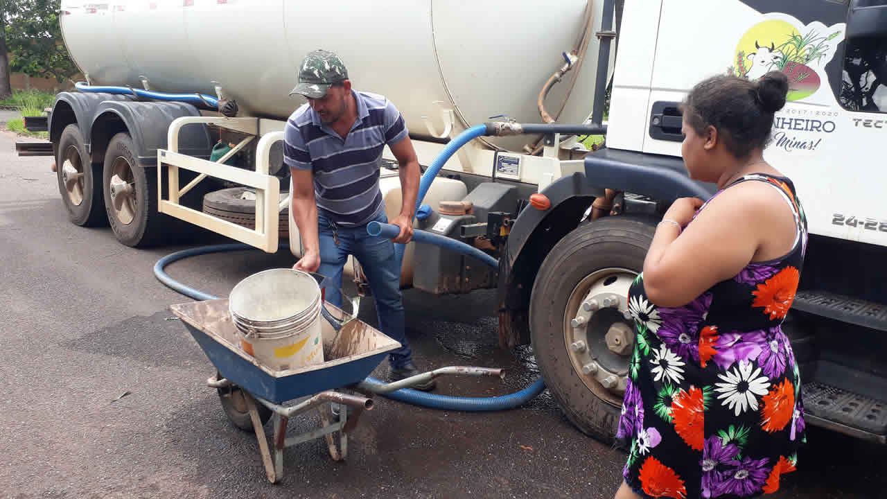 Falta de abastecimento em João Pinheiro faz pinheirenses buscarem água em caminhões pipa