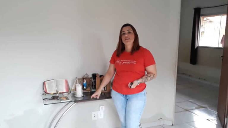 Vela para Nossa Senhora continua acesa mesmo após enxurrada invadir residência em João Pinheiro