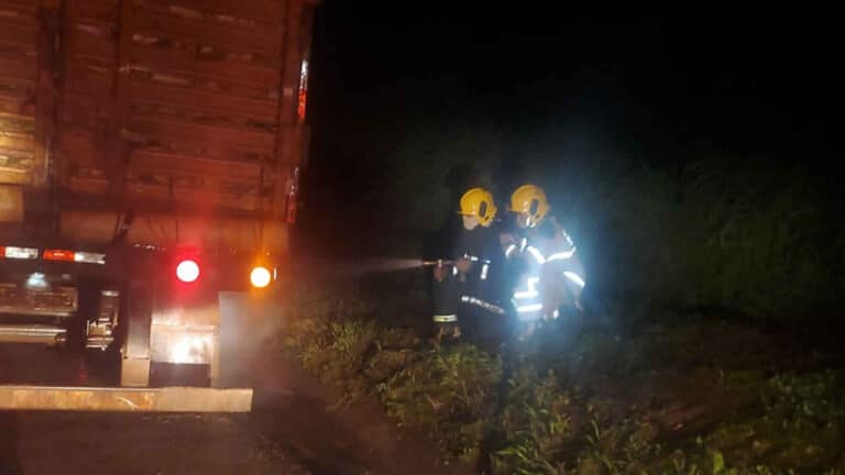 Carreta carregada com milho por pouco não pega fogo na BR-040 em João Pinheiro