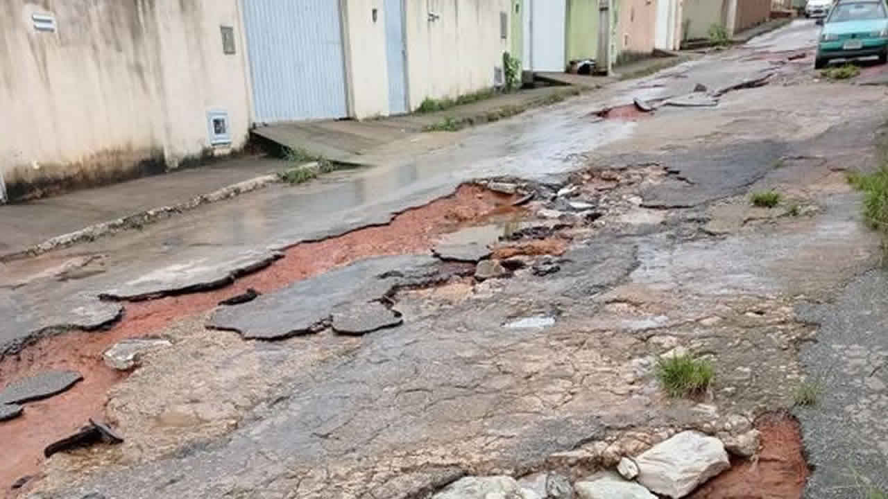Enxurrada do Bouganville 1 e 2 desagua em única rua e moradores sofrem há mais de 5 anos em João Pinheiro
