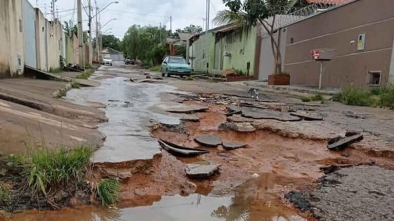 Enxurrada do Bouganville 1 e 2 desagua em única rua e moradores sofrem há mais de 5 anos em João Pinheiro