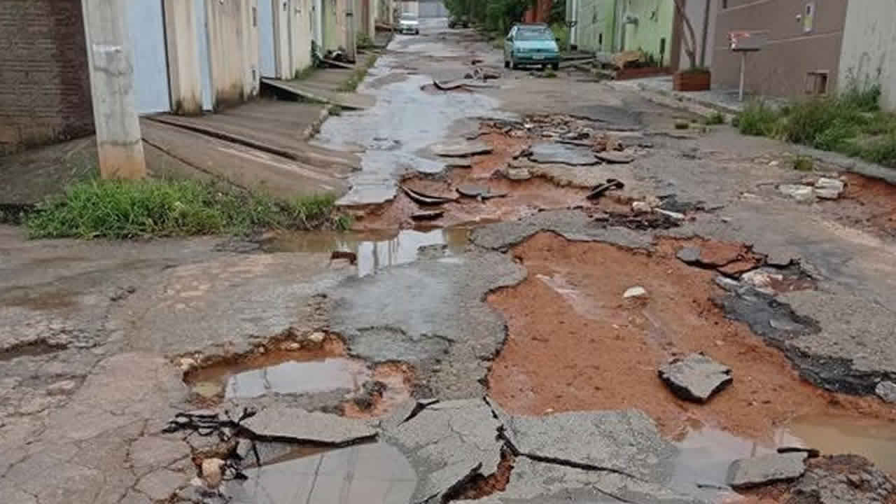 Enxurrada do Bouganville 1 e 2 desagua em única rua e moradores sofrem há mais de 5 anos em João Pinheiro