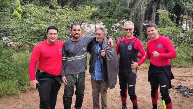Homem é resgatado pelos bombeiros após ficar ilhado dentro de canoa em São Gonçalo do Abaeté