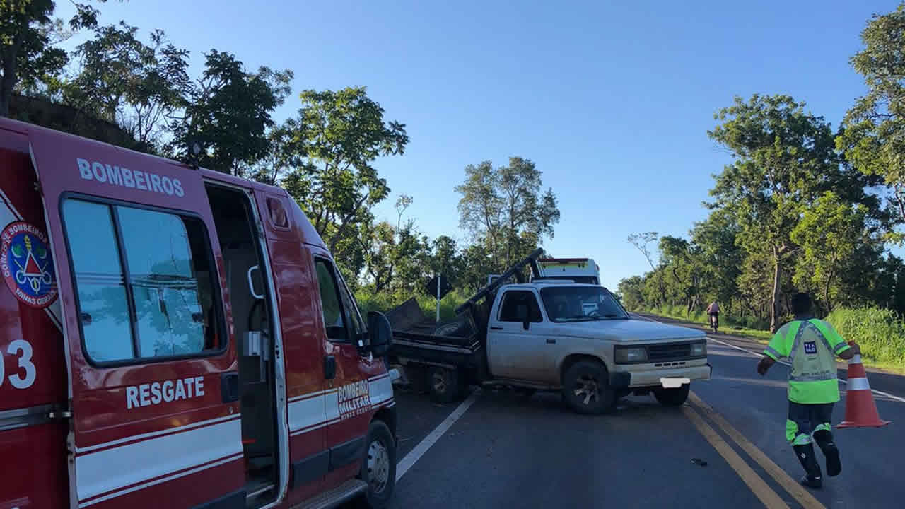 Roda traseira de camionete se solta e quatro pessoas ficam feridas na BR-040 em João Pinheiro