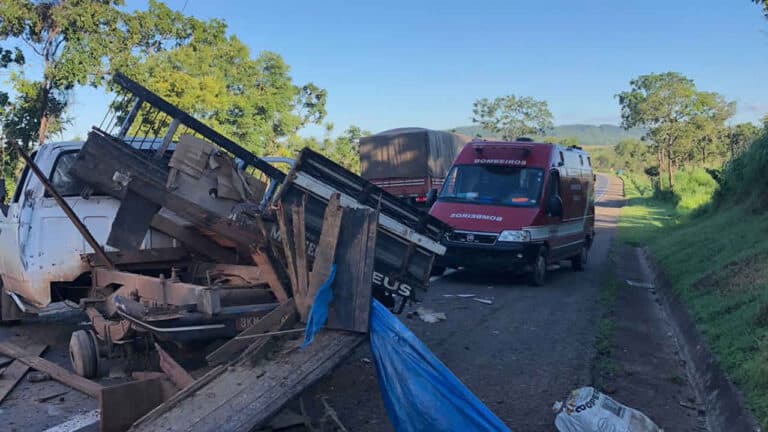 Roda traseira de camionete se solta e quatro pessoas ficam feridas na BR-040 em João Pinheiro