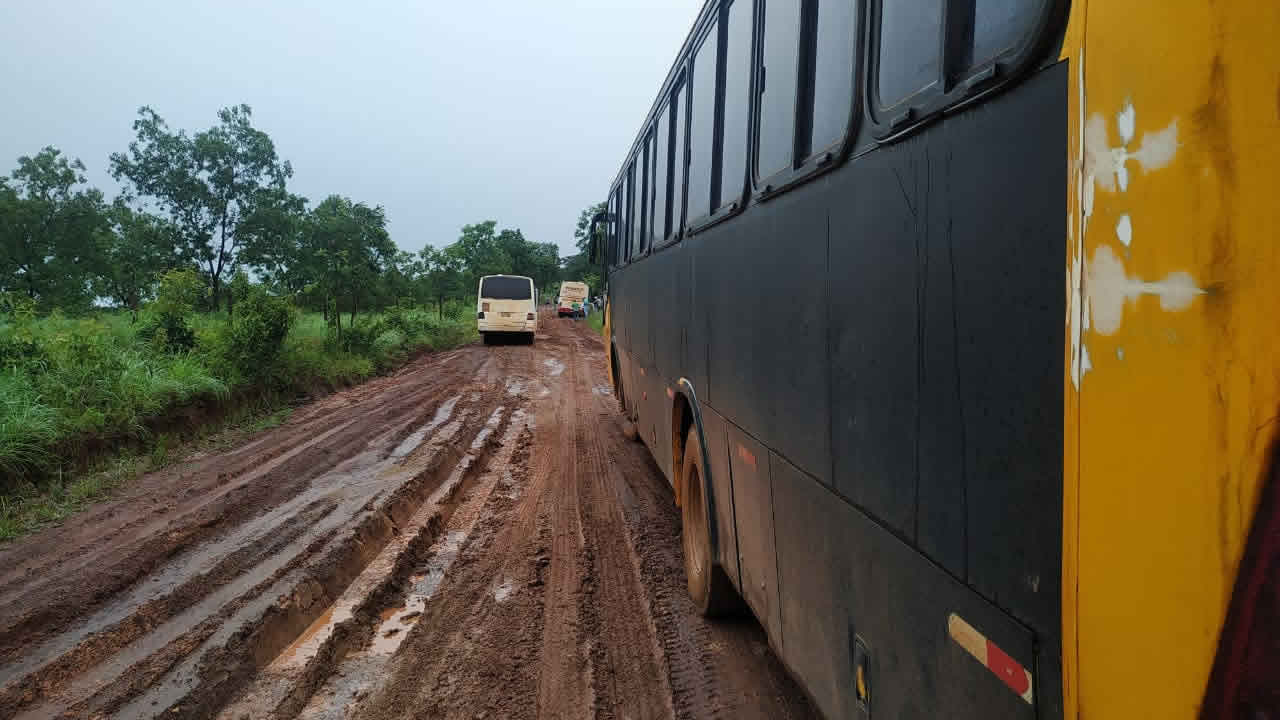 Chuvas intensas danificam estradas rurais e motoristas usam tratores para vencer atoleiros em João Pinheiro