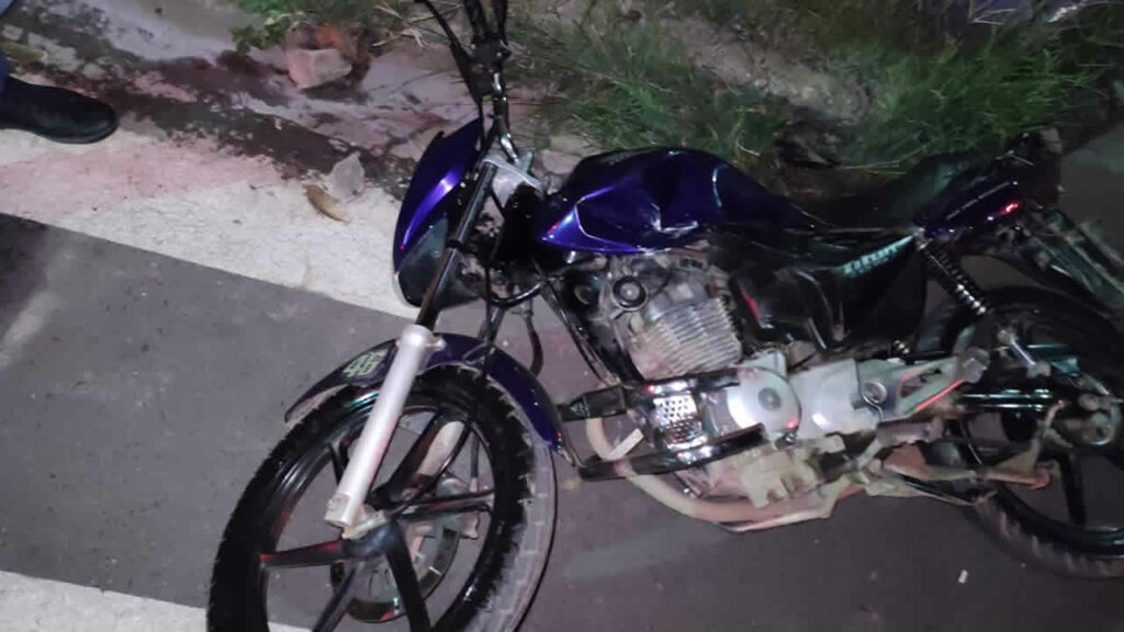 Motorista vira esquina repentinamente e deixa motociclista ferido após colisão em João Pinheiro
