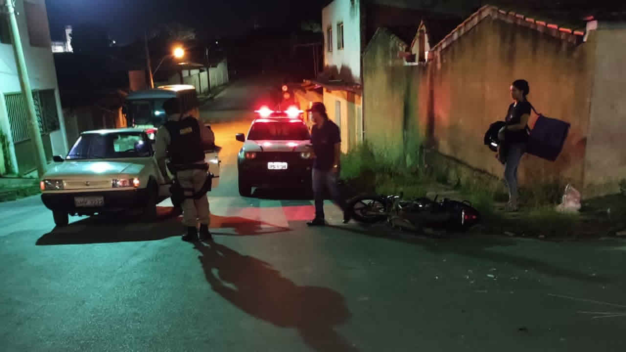 Motorista vira esquina repentinamente e deixa motociclista ferido após colisão em João Pinheiro