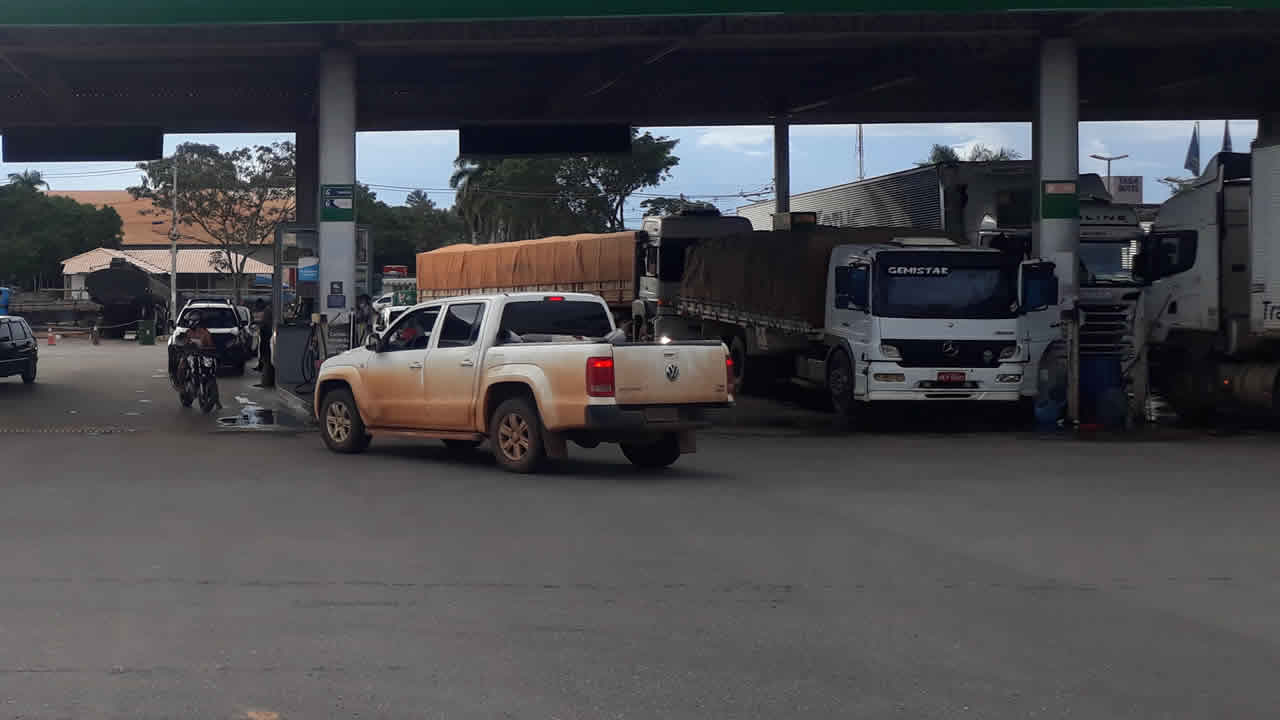 Tanqueiros ameaçam paralisação em Minas Gerais contra aumentos excessivos no preço do combustível