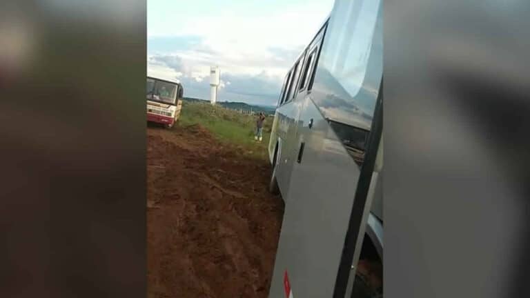 Ônibus da Prefeitura com pacientes de hemodiálise atola em acesso à Patos de Minas; mulher faz apelo sobre a hemodiálise de João Pinheiro