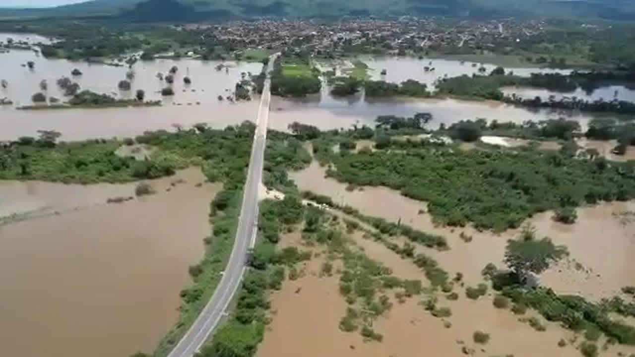Imagens da cheia do Rio Paracatu em Brasilândia de Minas impressionam; nível da água ultrapassou a ponte em 1992