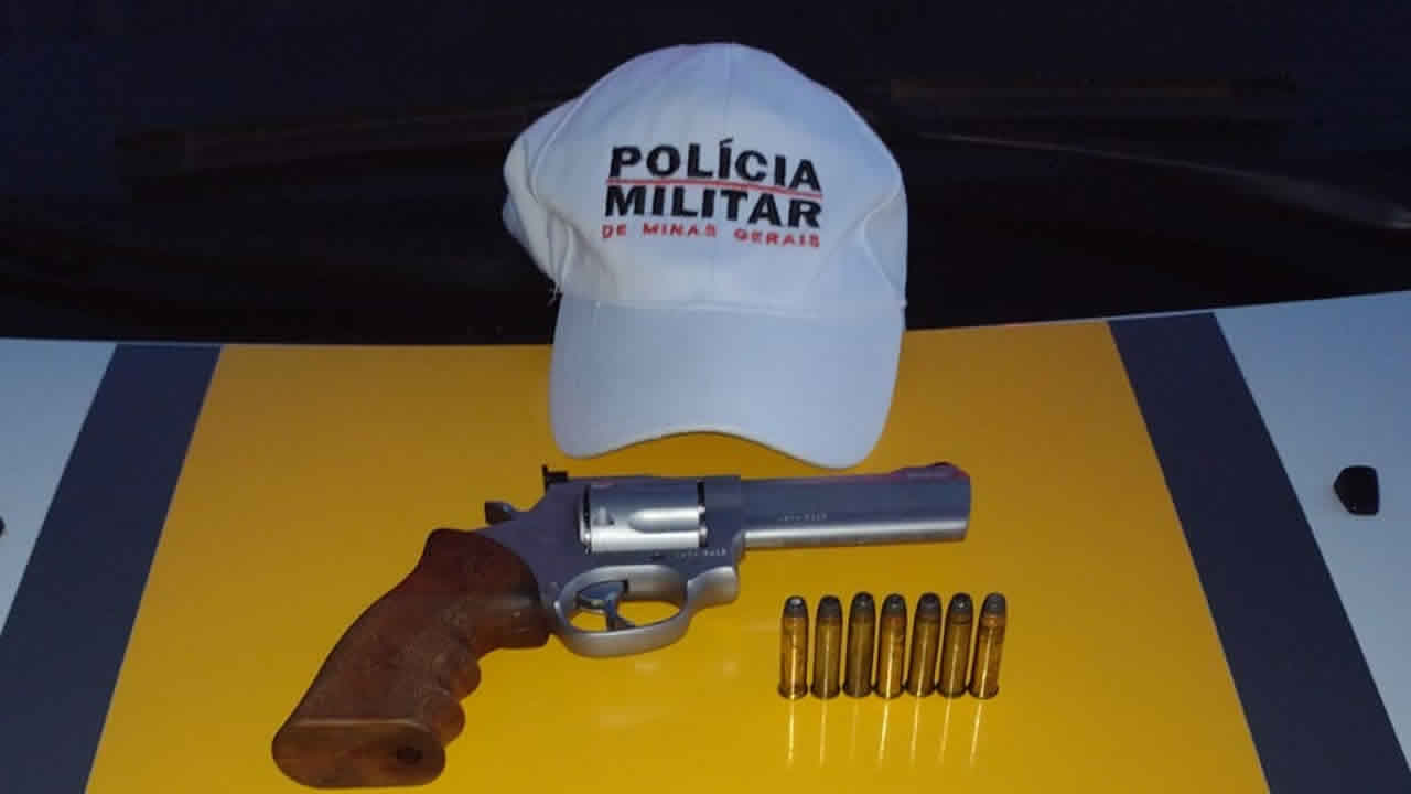 Motorista é preso transportando revólver no interior de caminhonete em Brasilândia de Minas