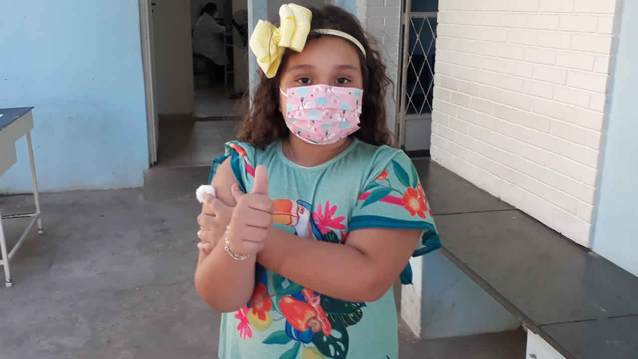 Alice, de 07 anos, é a primeira criança a ser vacinada contra a Covid-19 em João Pinheiro