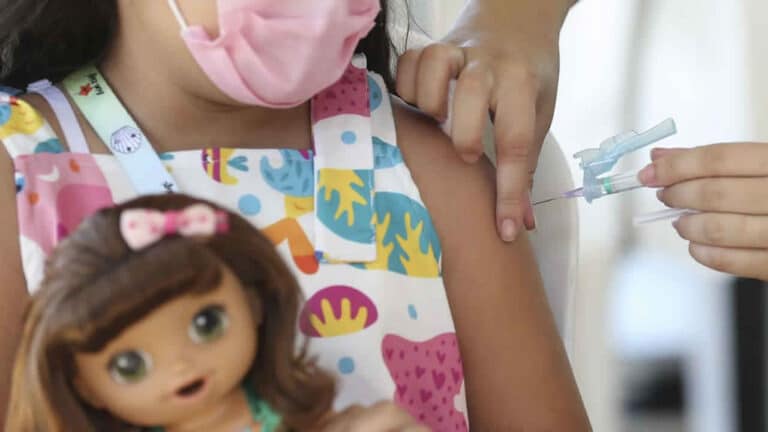 Criança sofre parada cardíaca após tomar vacina contra a Covid-19 em São Paulo; município suspendeu a vacinação