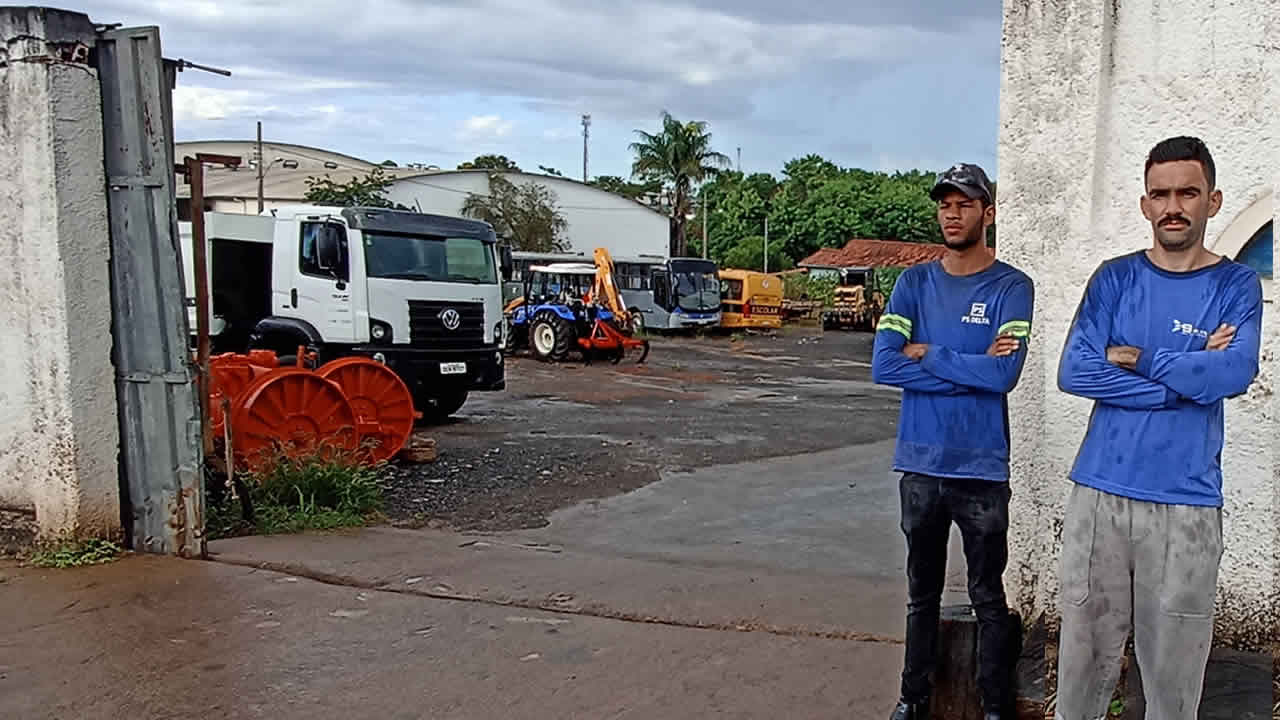 Profissionais que trabalham na coleta de lixo em João Pinheiro reclamam da falta de pagamento