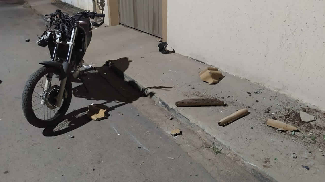 Jovem de 24 anos morre ao bater motocicleta contra muro de residência no Centro de João Pinheiro