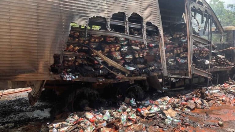 Caminhão pega fogo na BR-040 em Paracatu e Corpo de Bombeiros é acionado
