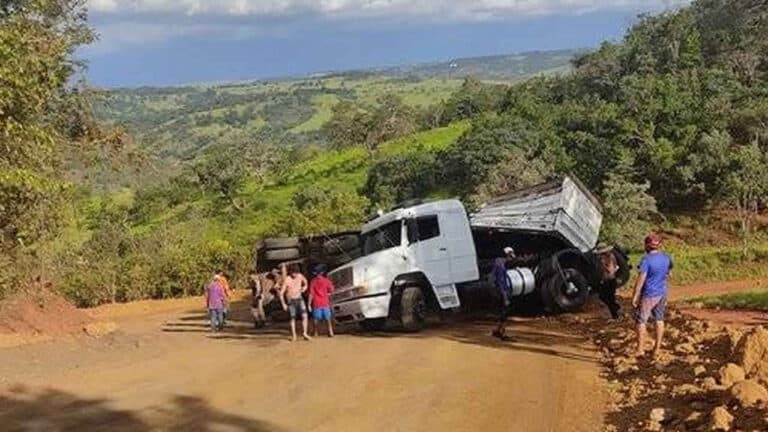 Carreta carregada com madeira tomba e trânsito é parcialmente interditado no desvio da MG-354 em Presidente Olegário