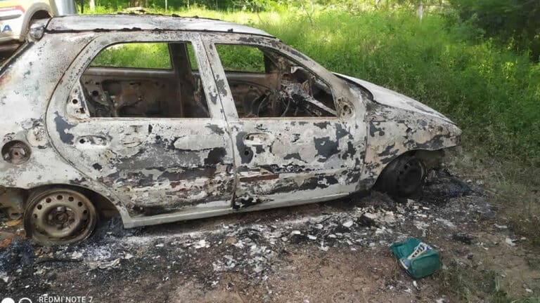 Veículo pega fogo durante pescaria na zona rural de João Pinheiro; três homens foram vistos saindo correndo do local